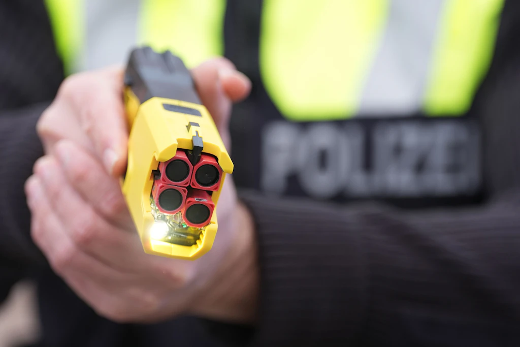 Mehr Befugnisse für Polizei in Sachsen: Taser, Drohnenabwehr und KI-Analysen
