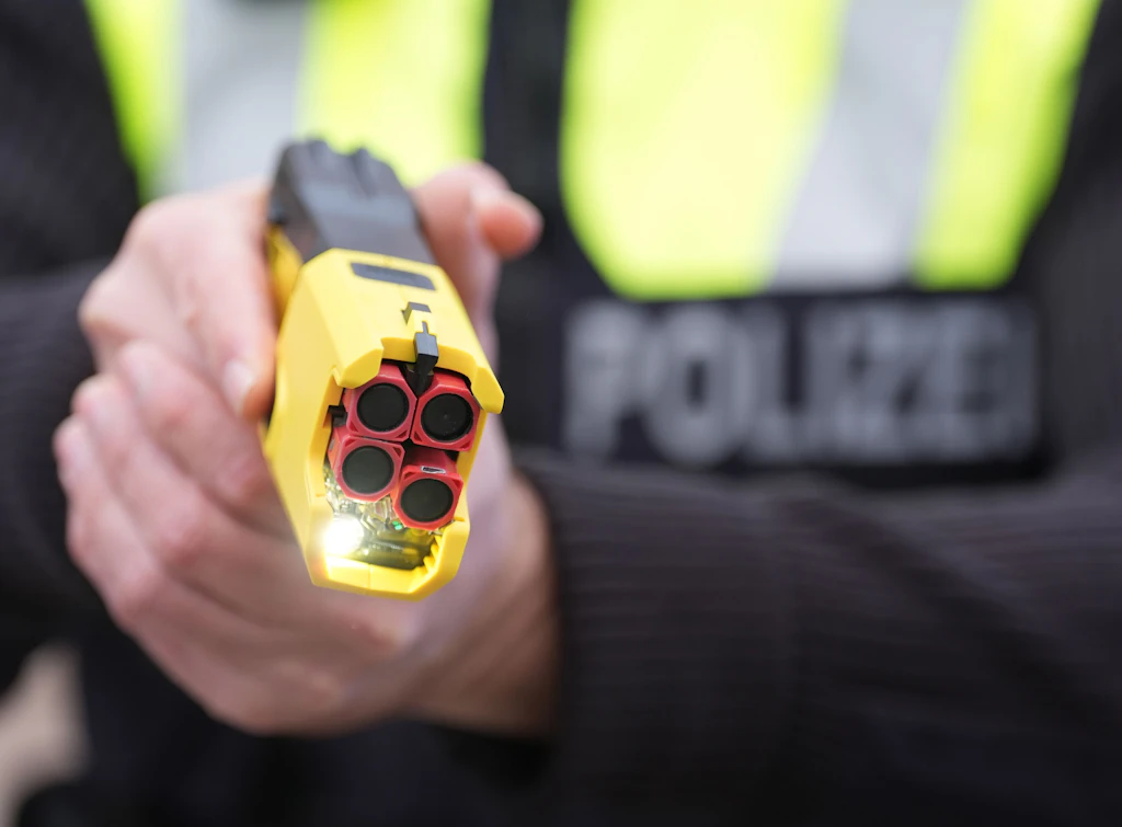 Mehr Befugnisse für Polizei in Sachsen: Taser, Drohnenabwehr und KI-Analysen