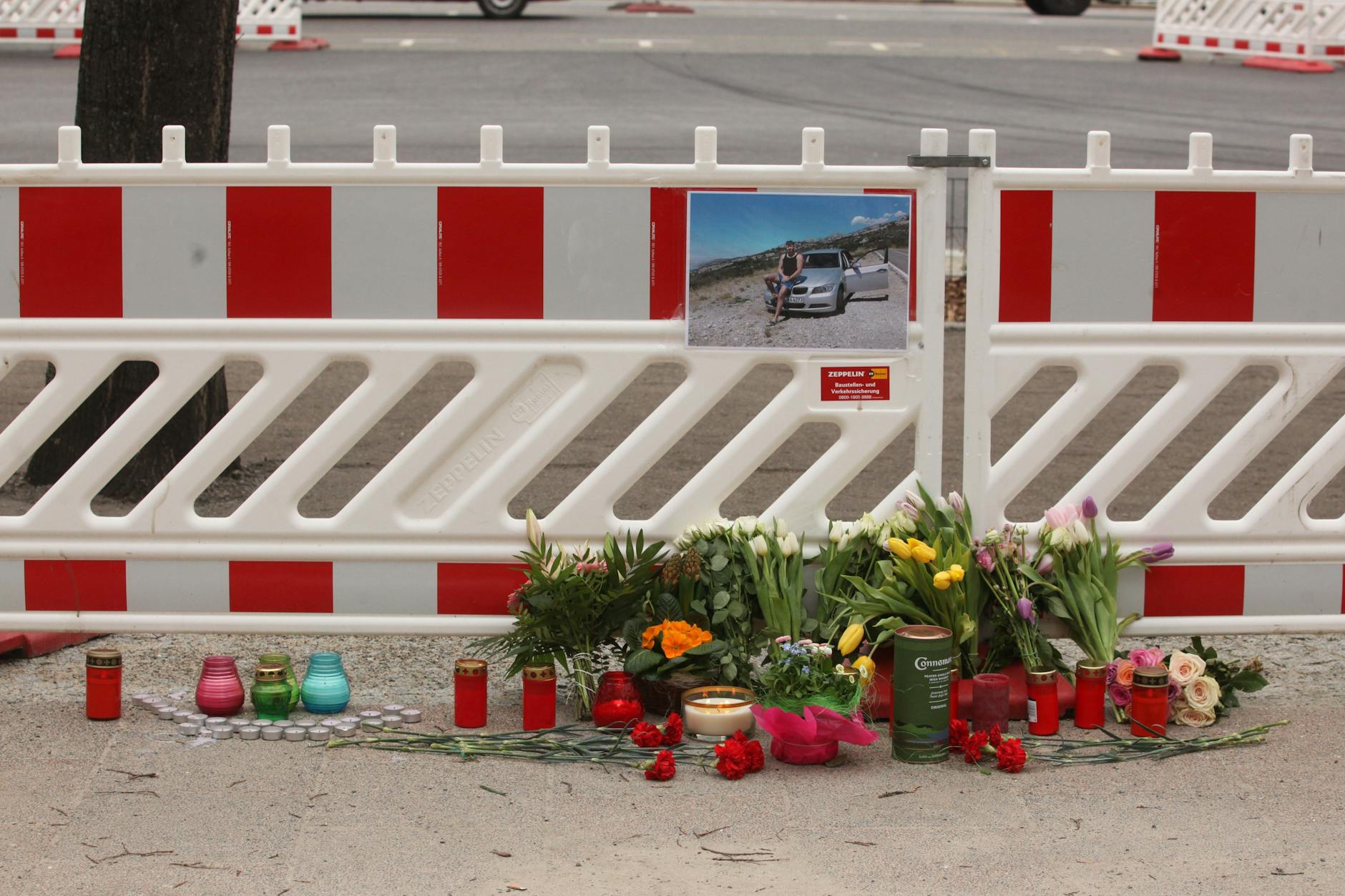 Der Tatort: Edgar O. wurde auf dem Gehweg der Karl-Marx-Allee erstochen.