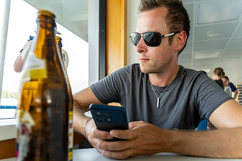 Der Konsum von Social Media erhöht die Lust auf Alkohol signifikant.