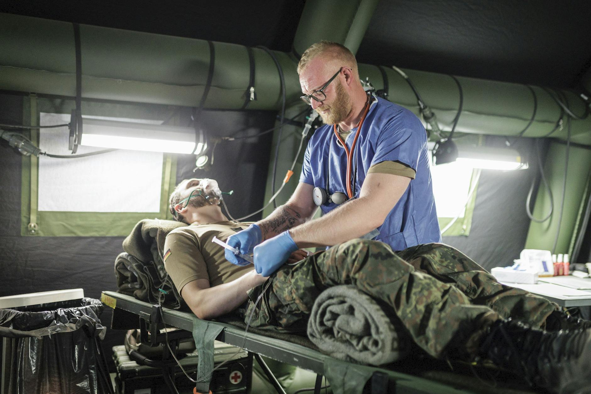 Ärzte und Sanitäter des Sanitätsdienstes der Bundeswehr simulieren die Versorgung von Verwundeten unter Einsatzbedingungen. Aufgenommen im Rahmen des Nato-Grossmanövers Steadfast Defender.