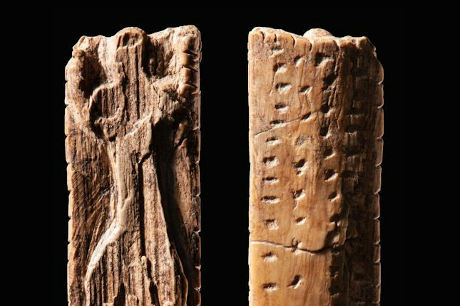 Die etwa 40.000 Jahre alte Elfenbeinplatte mit einer Figur zeigt mehrere Reihen von Kerben und Punkten. Was bedeuteten sie?