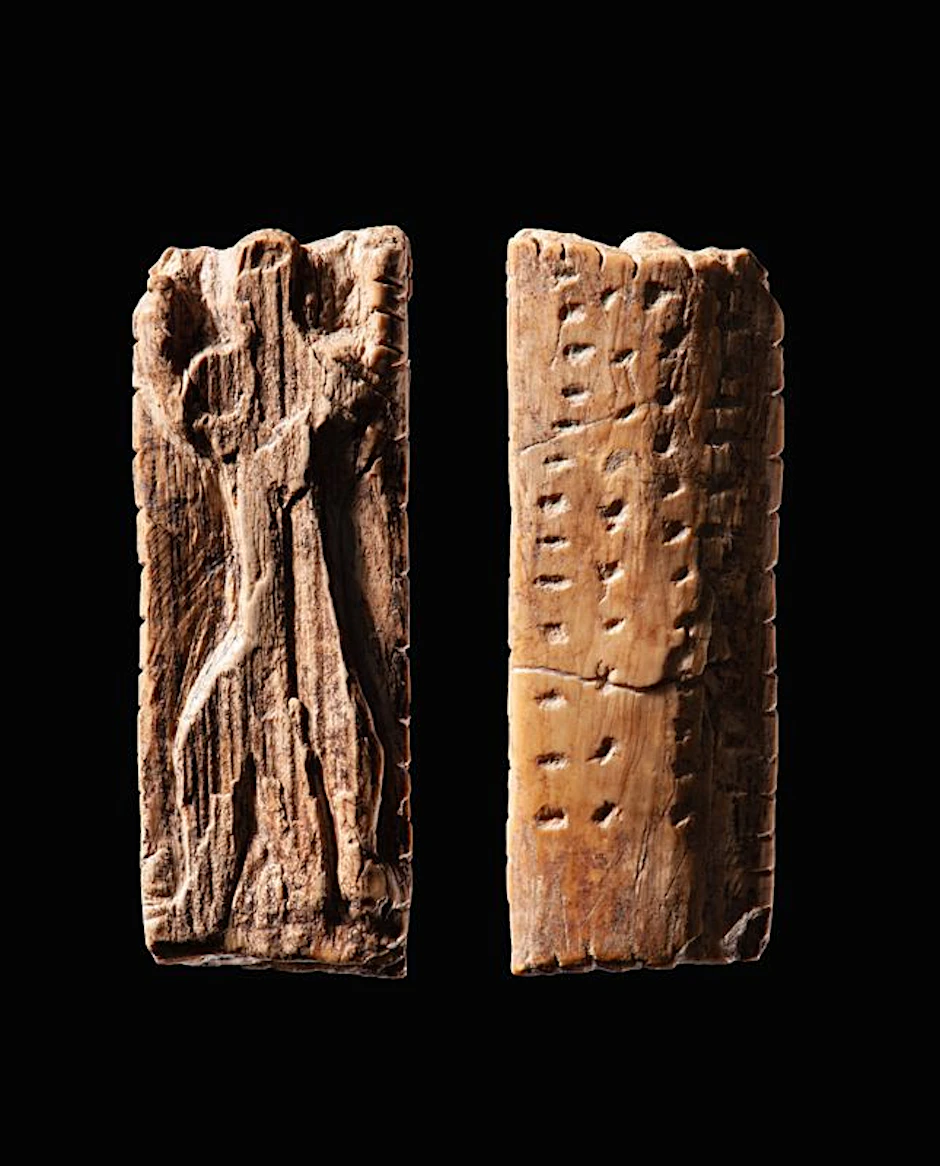 Die etwa 40.000 Jahre alte Elfenbeinplatte mit einer Figur zeigt mehrere Reihen von Kerben und Punkten. Was bedeuteten sie?