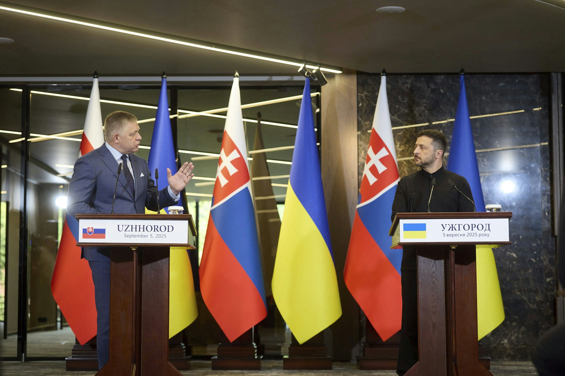 Der Ministerpräsident der Slowakei, Robert Fico (l.) und der ukrainische Präsident Wolodymyr Selenskyj (r.) bei einem Treffen im Jahr 2025
