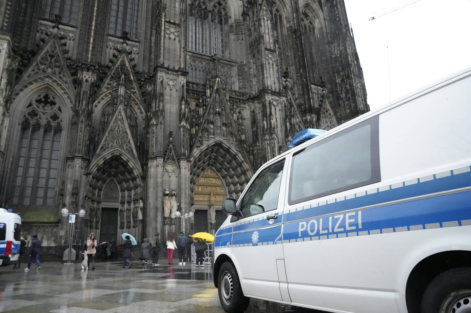(Symbolfoto) Kölner Behörden suchen nach einem Mann, der seit über 20 Jahren ausreisepflichtig sein soll und trotzdem jede Menge Sozialleistungen bezieht.