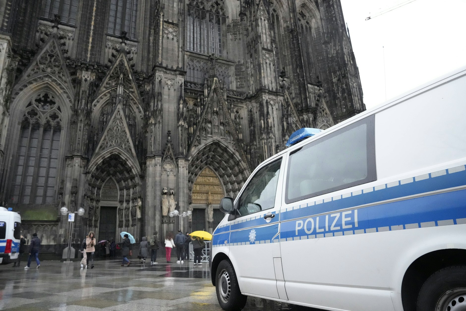 (Symbolfoto) Kölner Behörden suchen nach einem Mann, der seit über 20 Jahren ausreisepflichtig sein soll und trotzdem jede Menge Sozialleistungen bezieht.