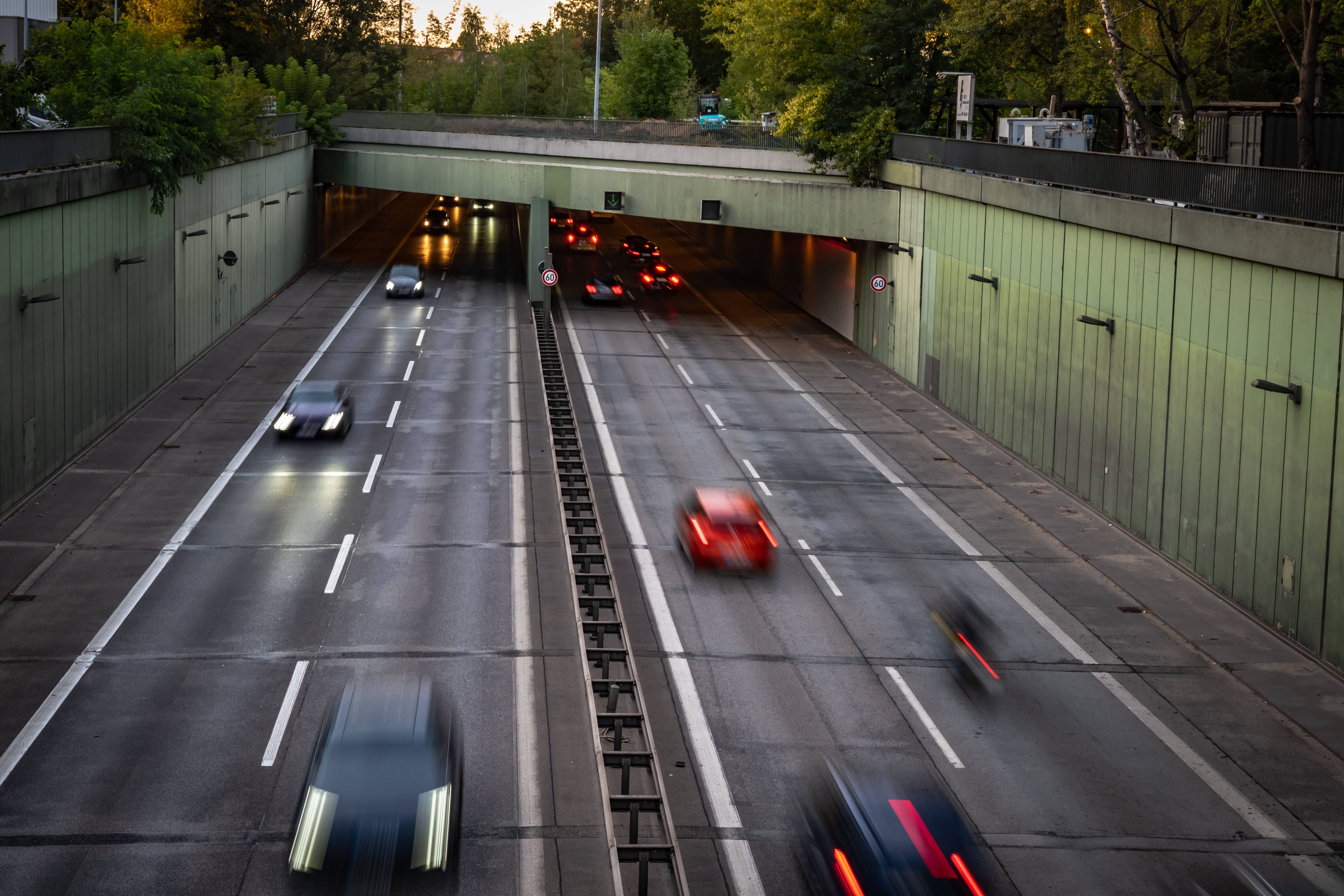 Tunnel der A111 stadteinwärts gesperrt: Langer Stau droht am Dienstagmorgen