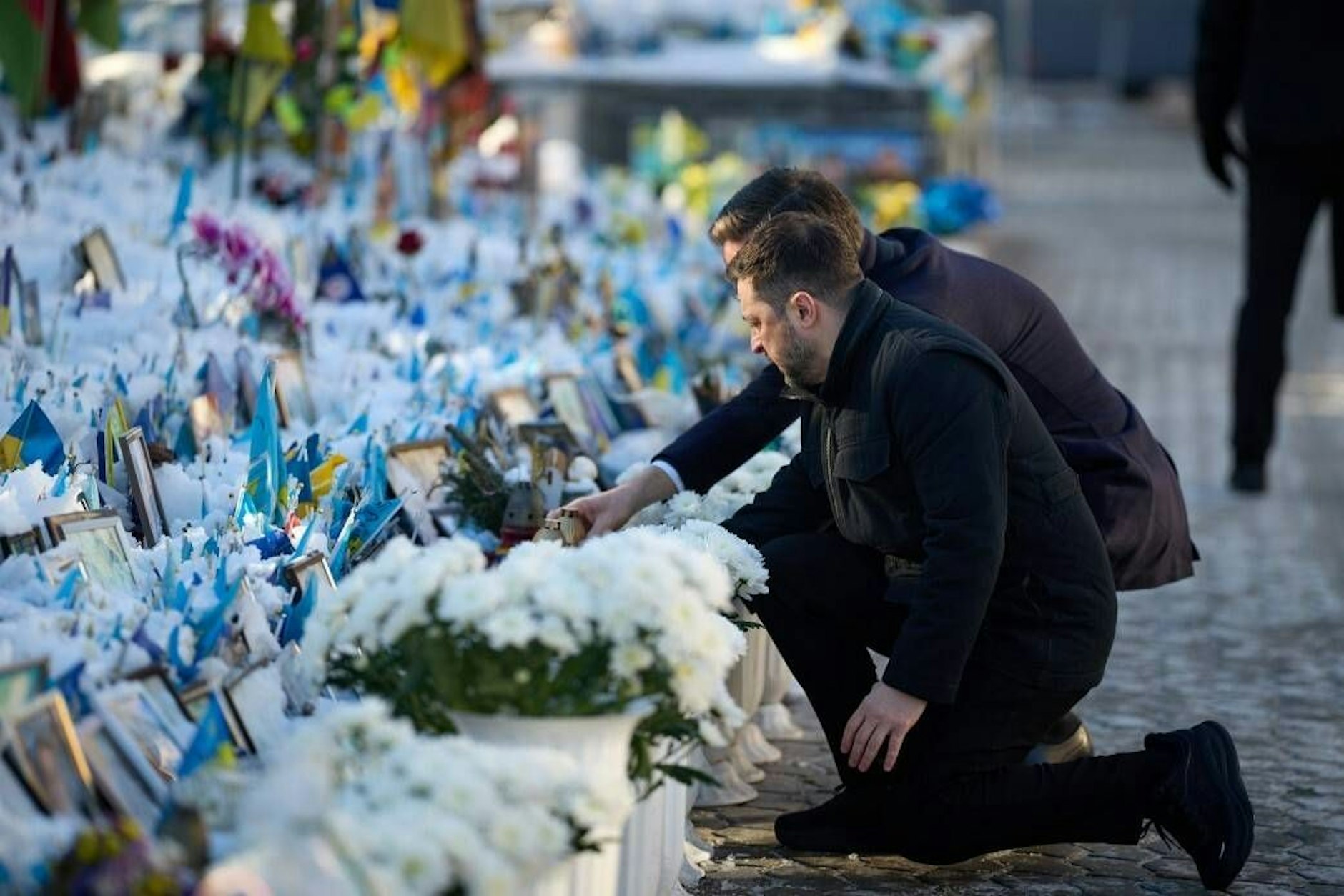 Der ukrainische Präsident wirbt für eine Reform der Mobilisierung. Mit höheren Soldzahlungen und klaren Vertragslaufzeiten will er die wachsende Unzufriedenheit in der Bevölkerung eindämmen.