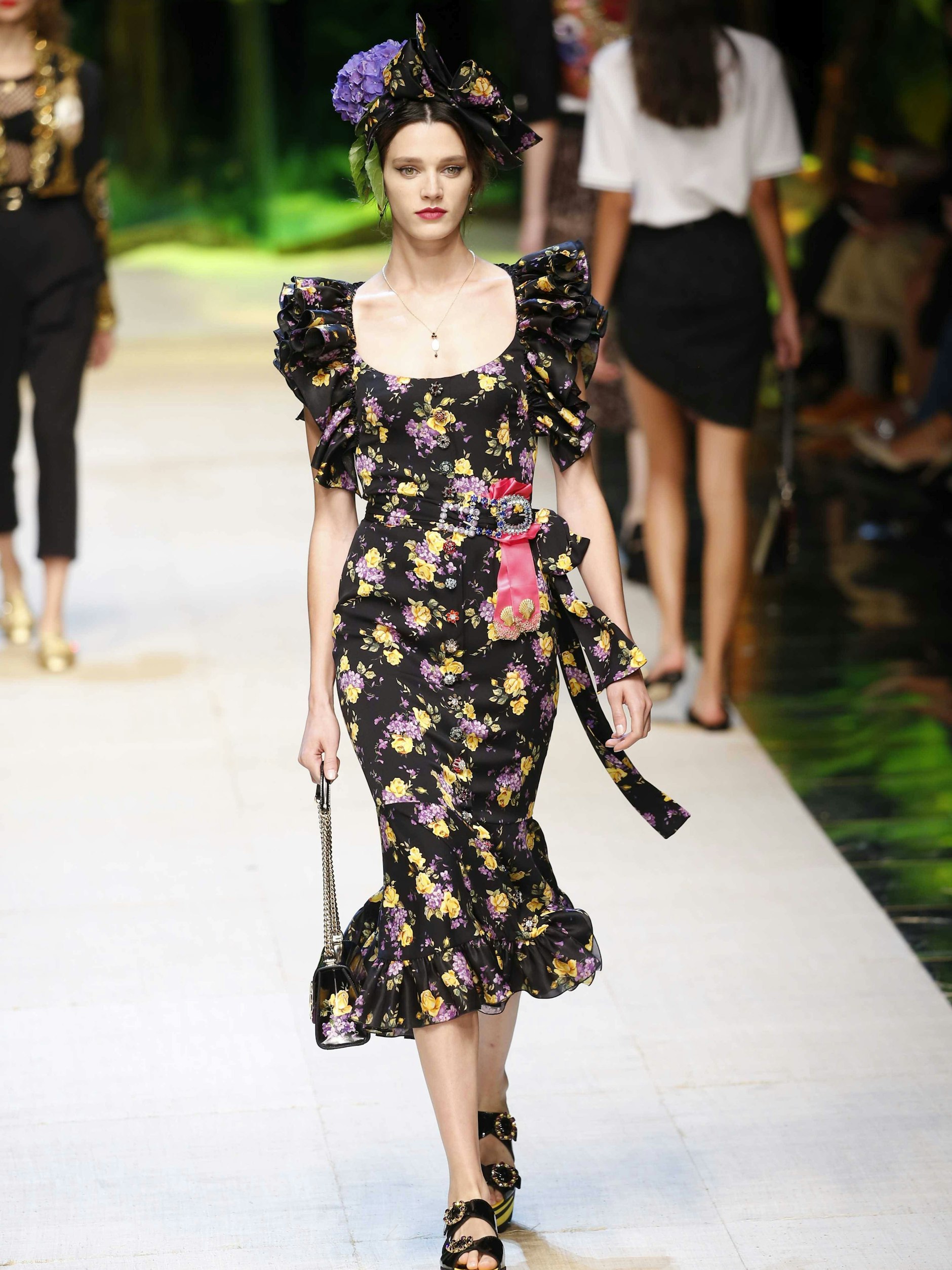 Kleinliche Blumen sind out: Dolce & Gabbana zeigte sie bereits in ihrer Frühlings-/ Sommerkollektion für 2017 – und vermutlich in jeder darauffolgenden.