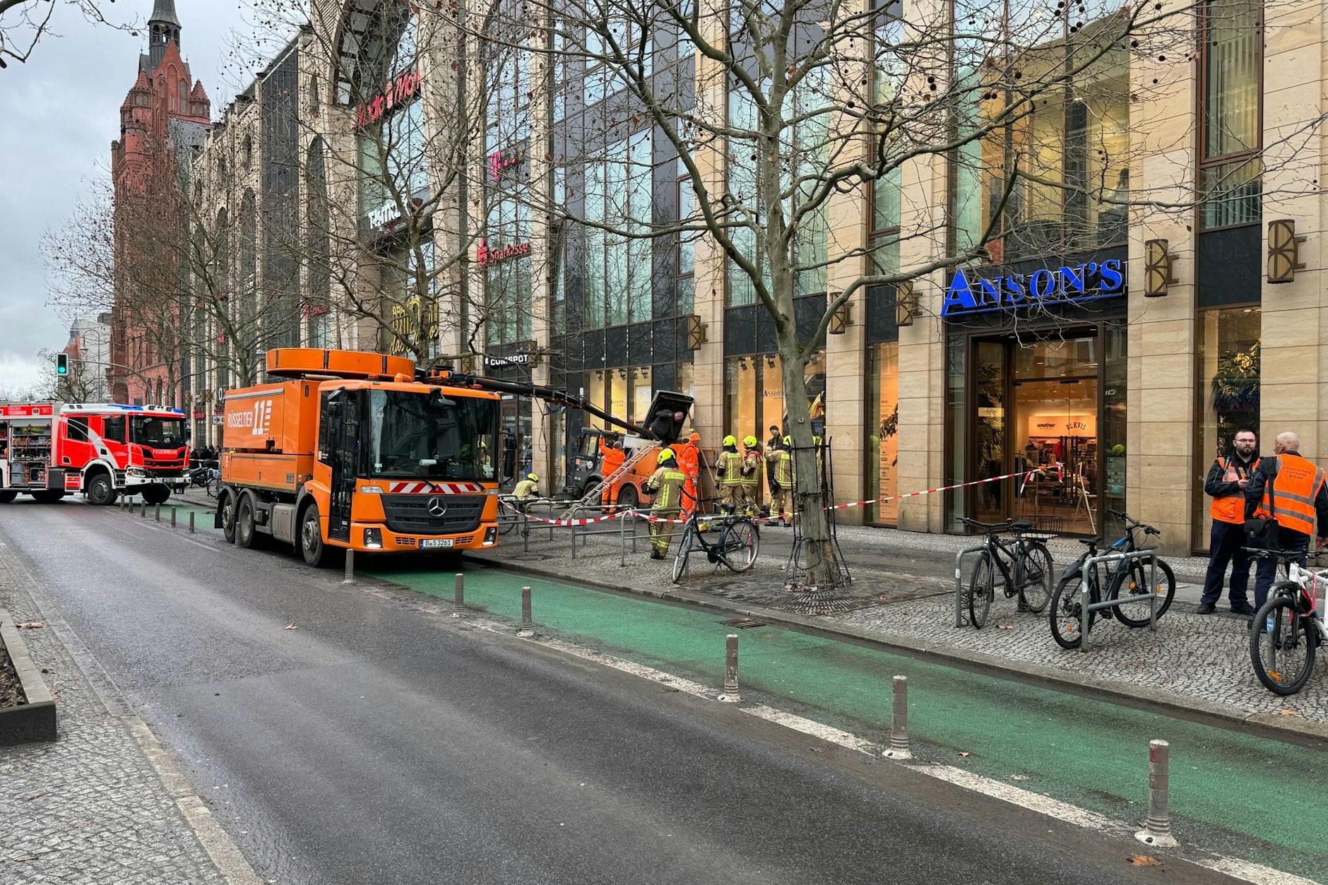 Großeinsatz auf der Schlossstraße. Dahinter steckt ein absurder Grund.