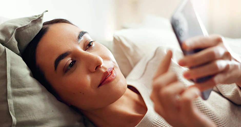 Sieht toller aus als es ist: Immer mehr Menschen klagen über Burnout durch Swipen. Aber wie sonst können wir heute die Liebe finden, wenn nicht mit Dating-Apps?