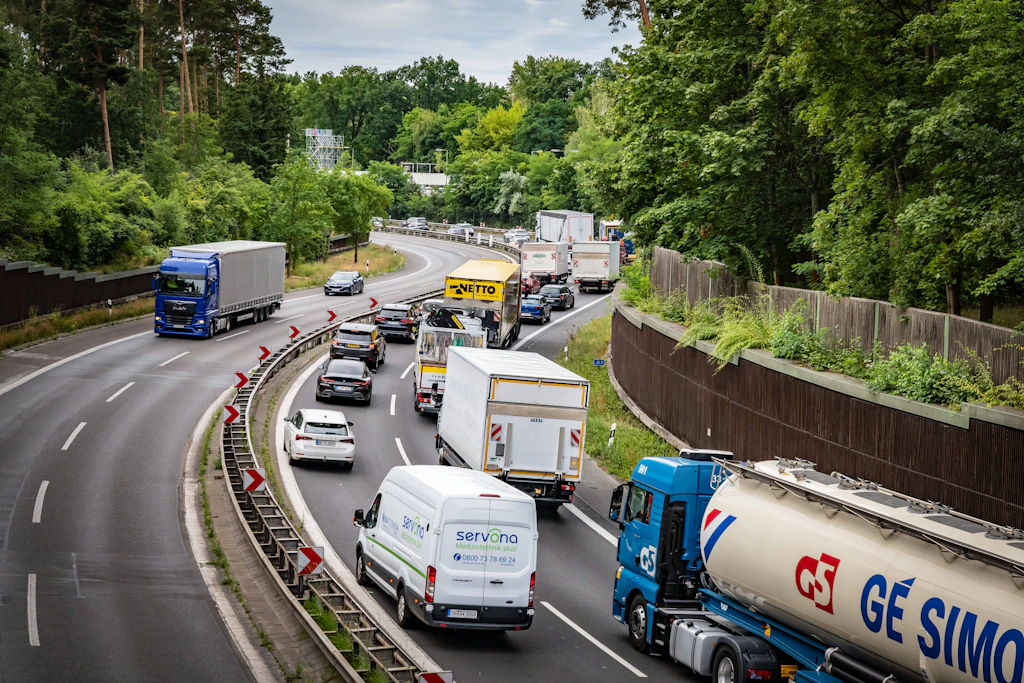 Chaos auf der A111: Monster-Stau und Sperrungen am Dienstag!