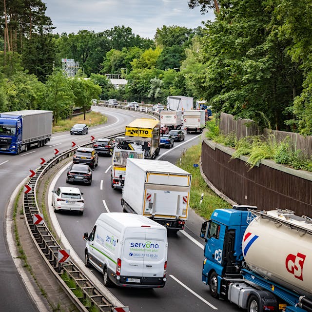 Chaos auf der A111: Bis zu 40 Minuten Stau am Dienstagmorgen!