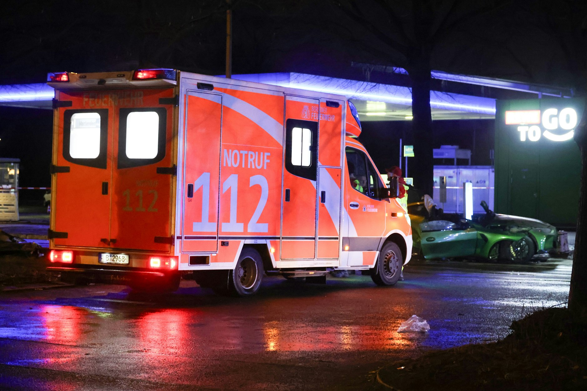 Rettungskräfte kämpfen am Mariendorfer Damm um das Leben des Fahrers. Trotz Reanimation kam jede Hilfe zu spät.