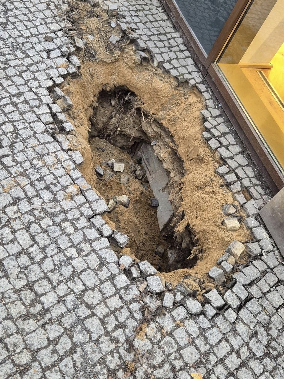 Dieses Loch riss auf, als die Kehrmaschine absackte.