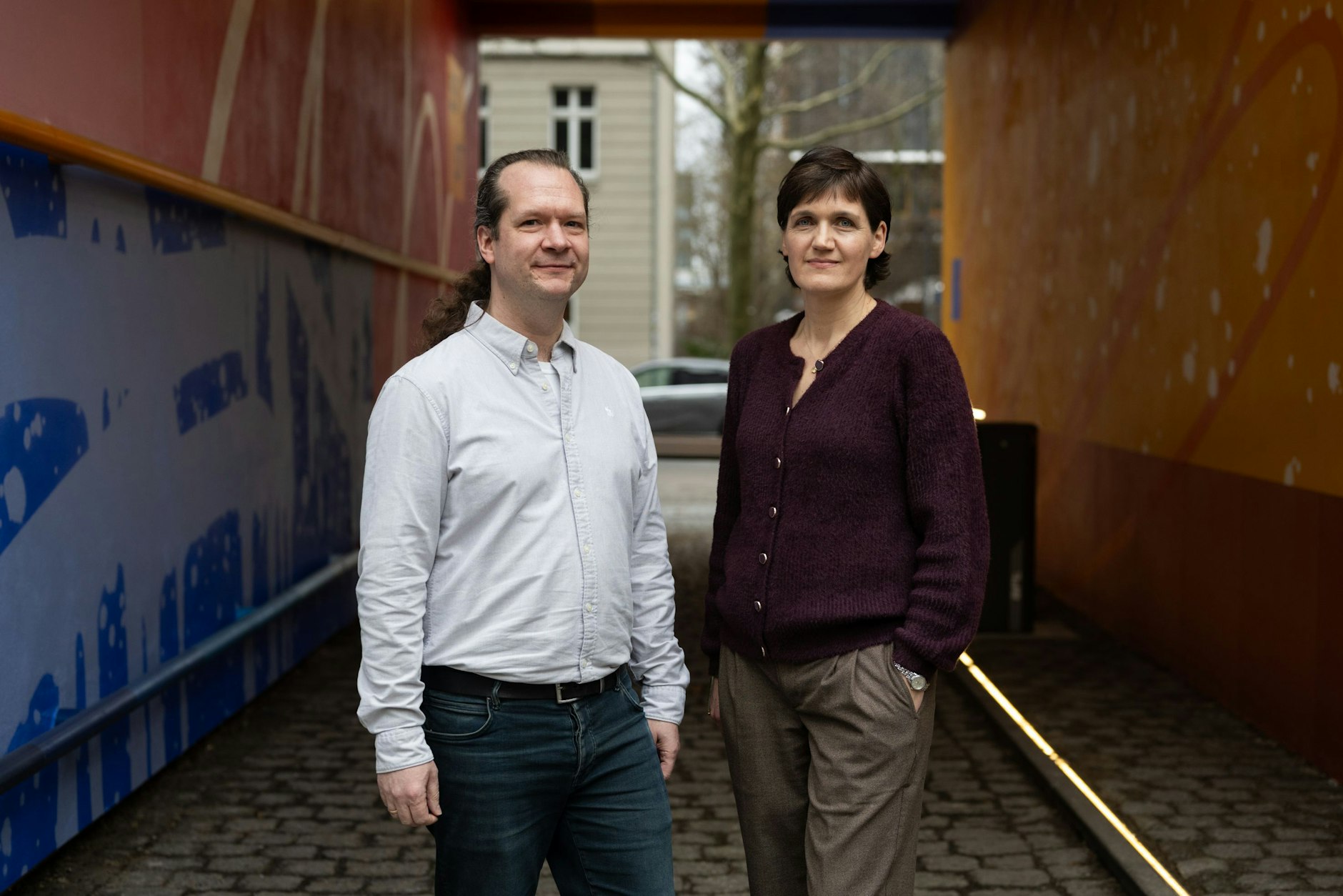 Katja Urbatsch und Wolf Dermann von arbeiterkind.de vor ihrem Büro in Berlin-Kreuzberg.