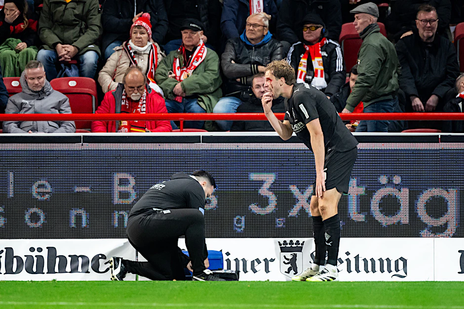 In seinem bisher einzigen Startelfeinsatz dieser Saison erlebte Marvin Friedrich im Trikot von Borussia Mönchengladbach Mitte Oktober 2025 im Duell mit seinem Ex-Klub 1. FC Union Berlin einen körperlich schmerzhaften und sportlich gebrauchten Abend.