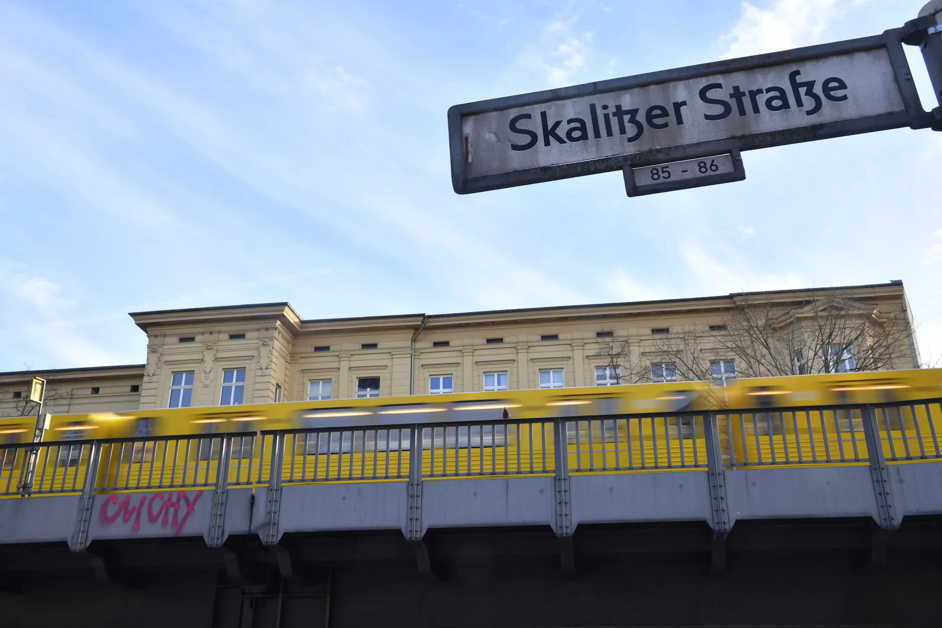 Die Bahn ist markanter Teil der Straße.