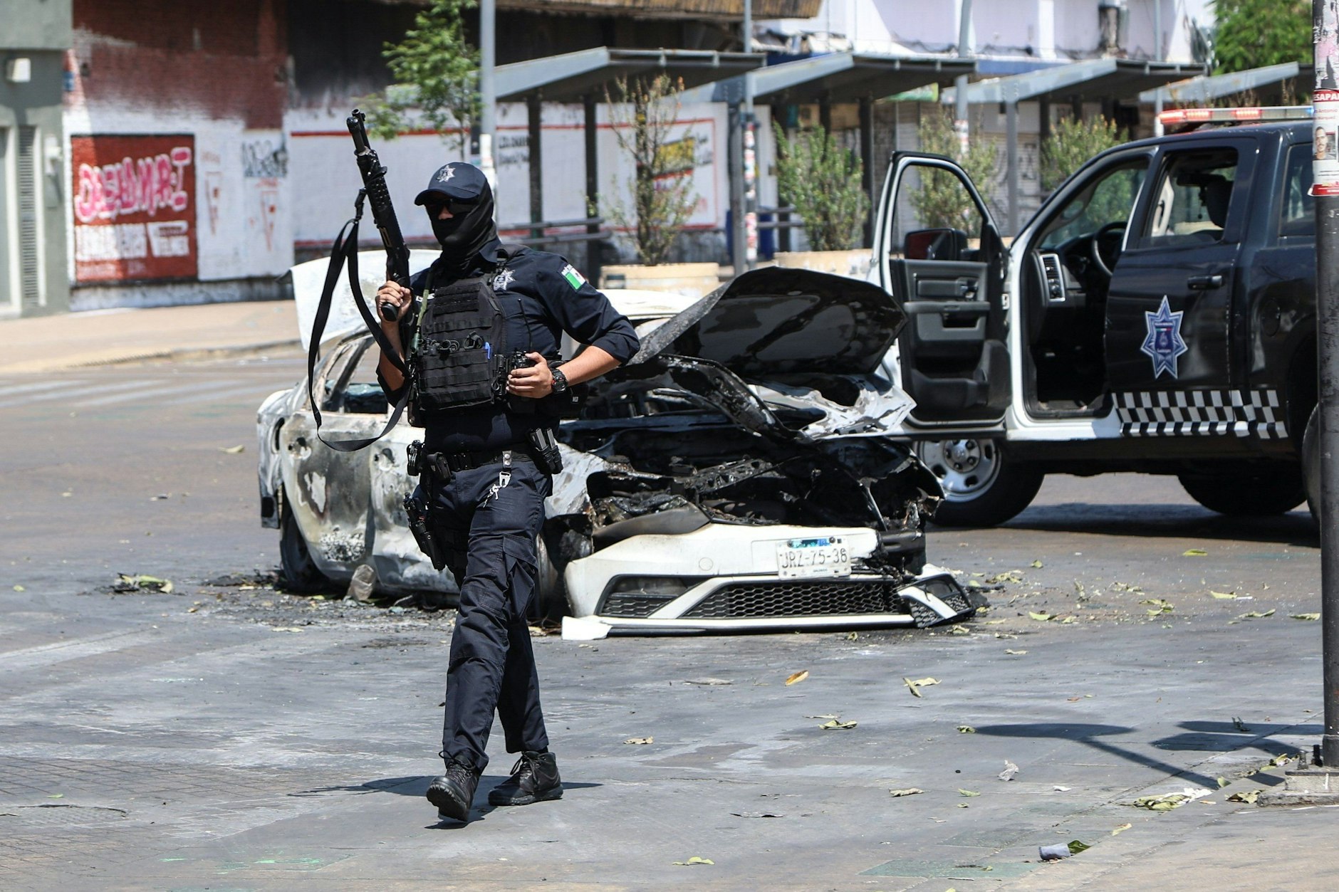 Ein Polizist steht vor einem Autowrack in Guadalajara, der Hauptstadt des mexikanischen Bundesstaates Jalisco.
