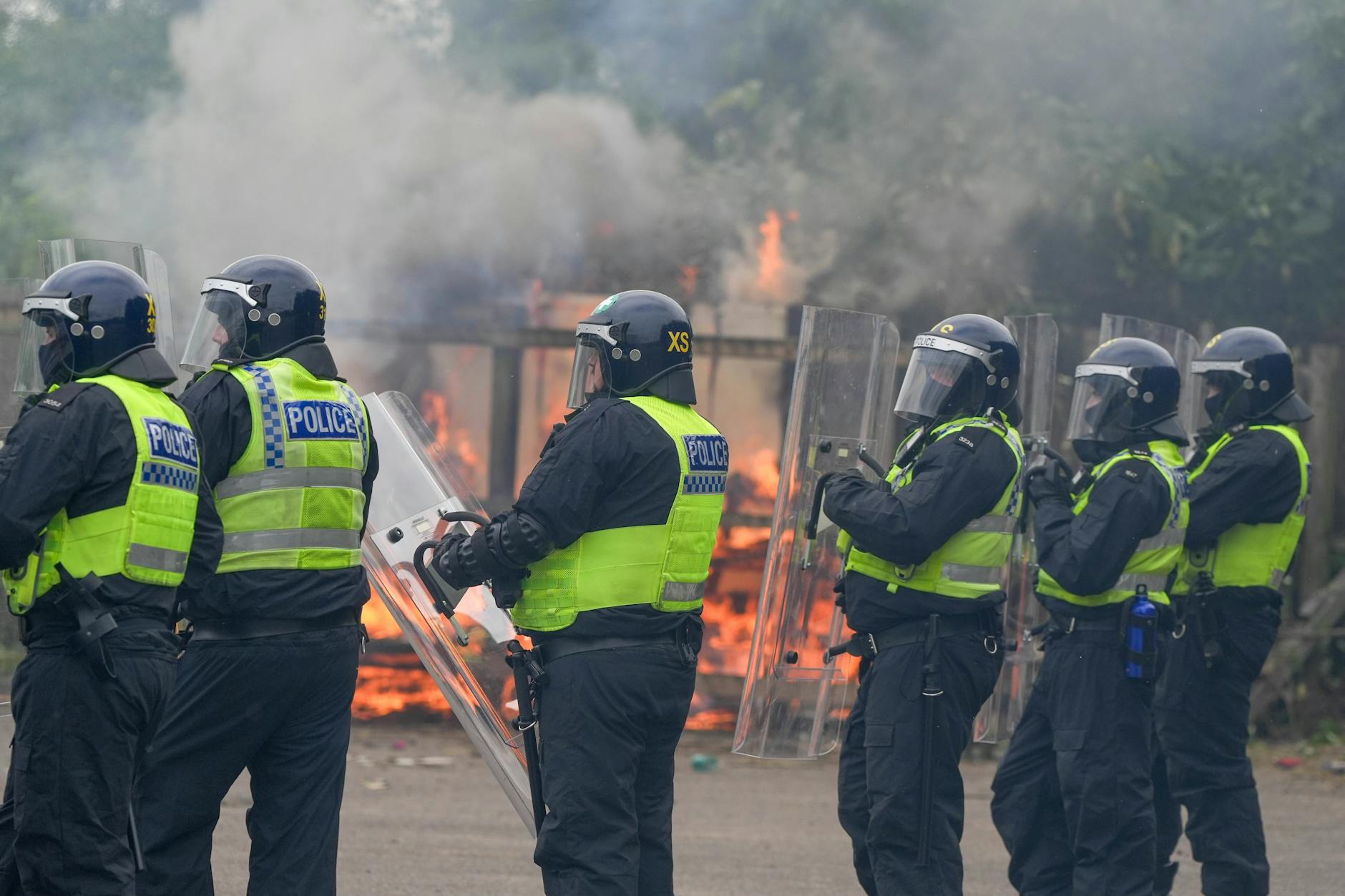 Polizei bei Ausschreitungen in Rotherham im August 2024: Rechtsextreme Demonstranten attackierten ein als Asylunterkunft genutztes Hotel und legten Feuer.