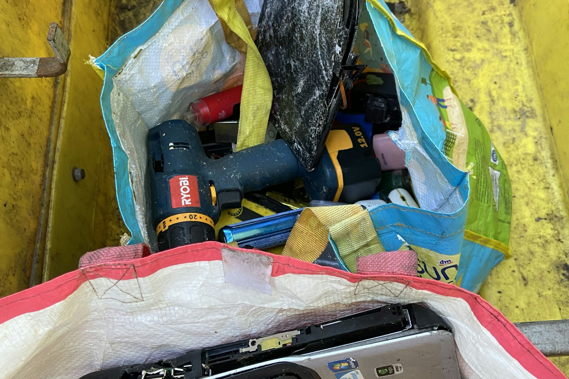 Akkus und Elektroschrott im Müll sind ein großes Problem in der Recyclingbranche.