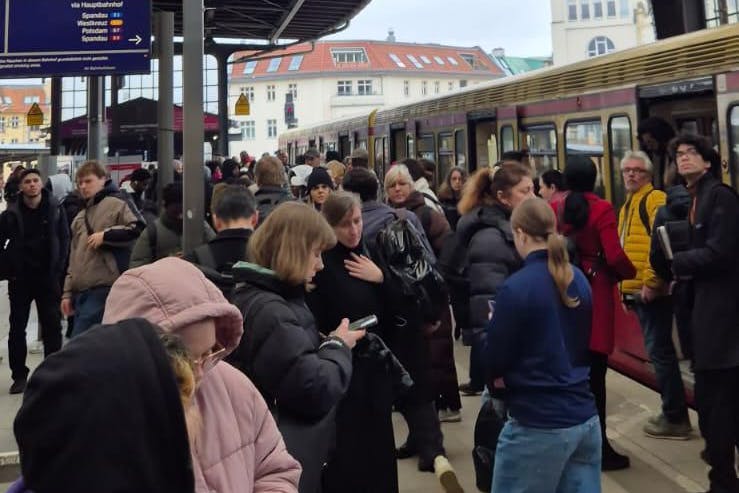 Wegen eines Notarzteinsatzes standen die S-Bahnen in Berlin an einigen Stellen still.