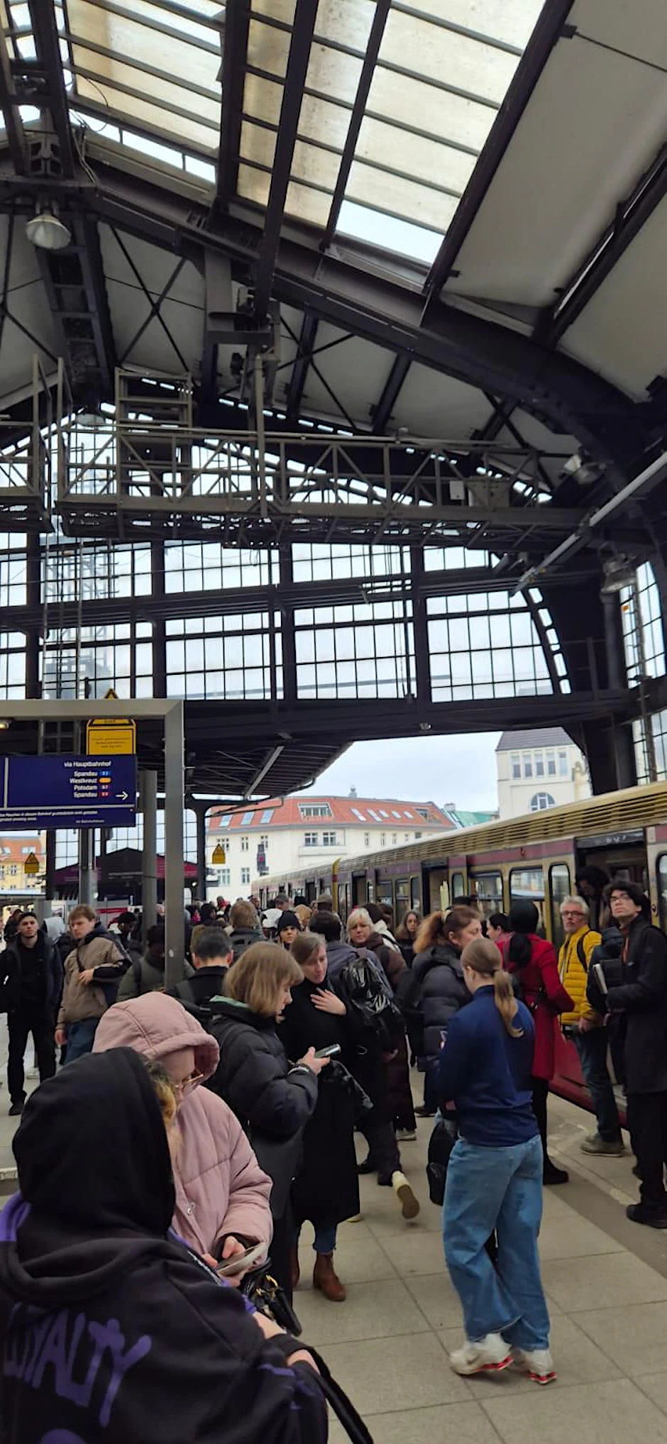 Wegen eines Notarzteinsatzes standen die S-Bahnen in Berlin an einigen Stellen still.