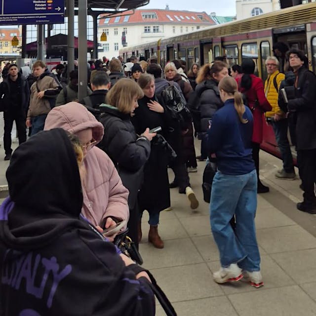 Fahrgast behandelt: Notarzteinsatz am S-Bahnhof Zoologischer Garten