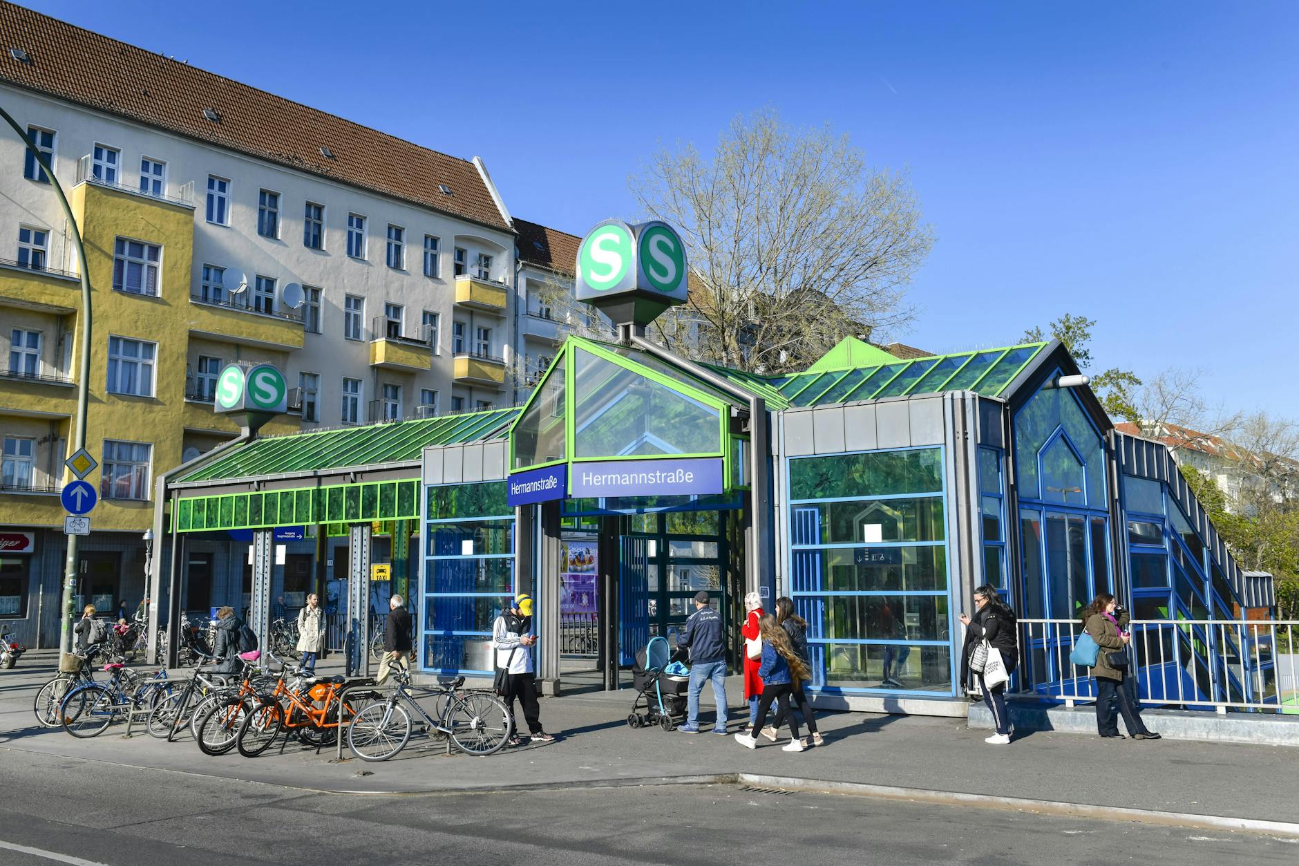 Der Bahnhof Hermannstraße in Neukölln war der Tatort am Sonntag.