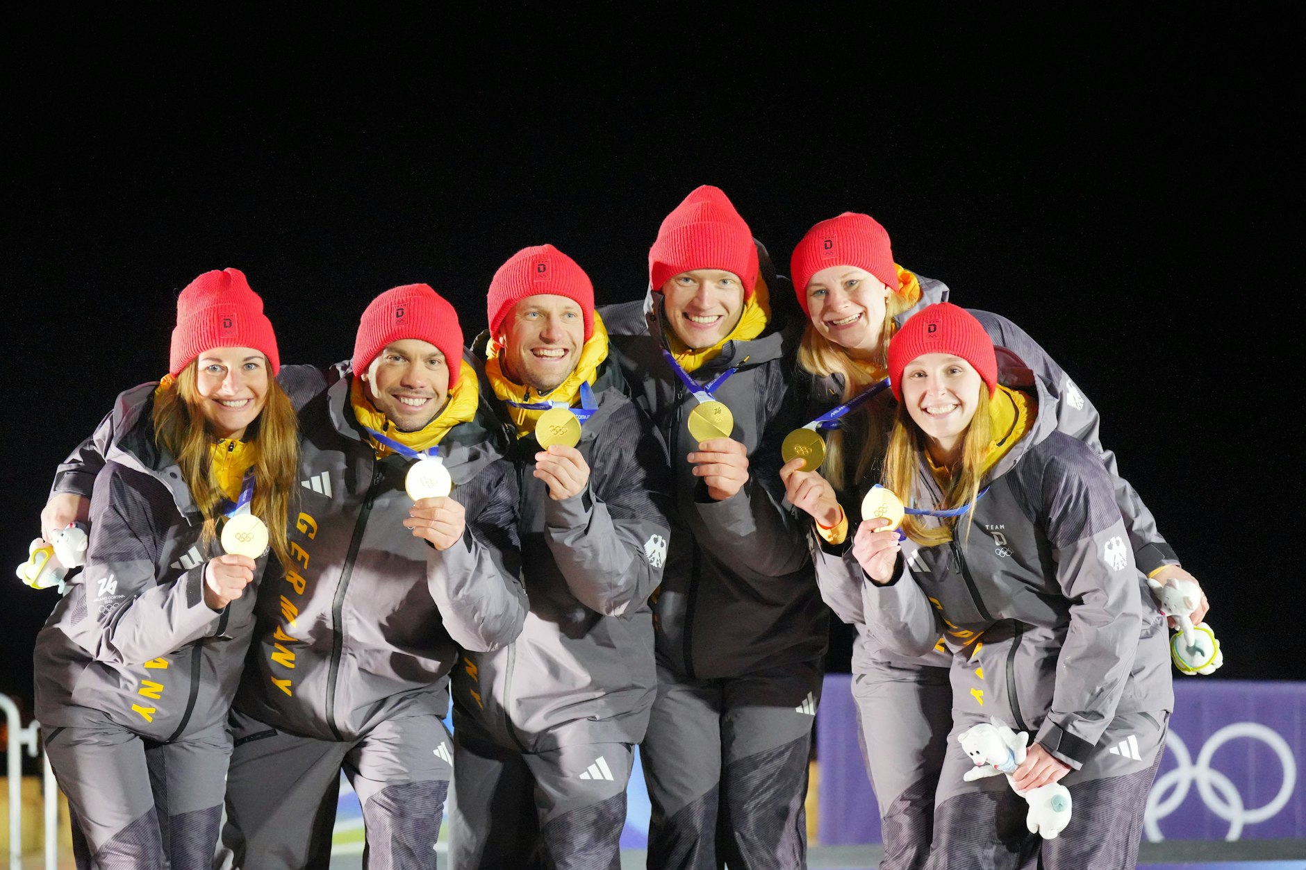 Die deutsche Mixstaffel im Rennrodeln mit Julia Taubitz (l.), Tobias Wendl, Tobias Arlt, Max Langenhan, Dajana Eitberger und Magdalena Matschina jubelt bei der Siegerehrung.