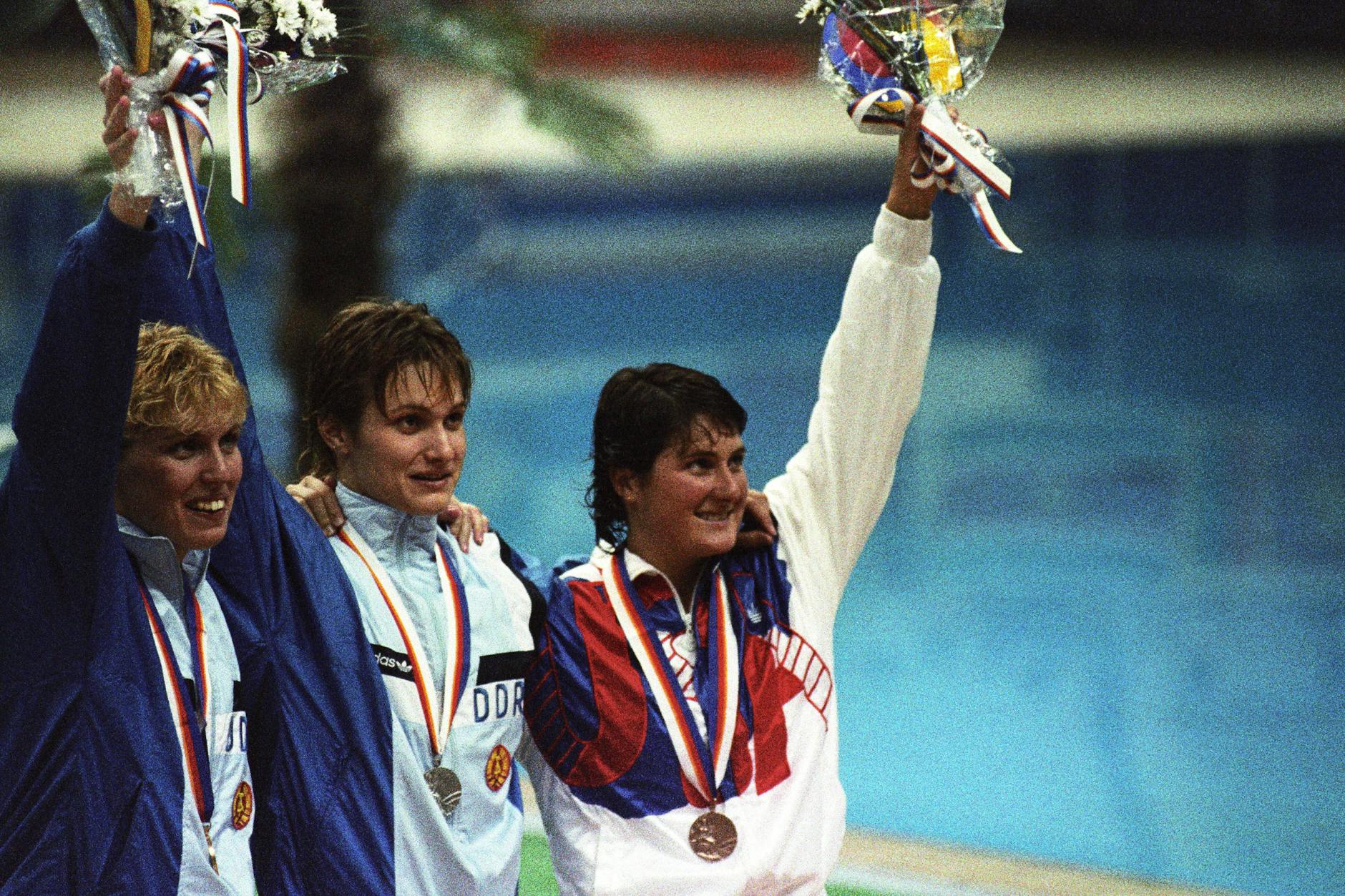 Kathleen Nord (Mitte) siegt über die 200 Meter Schmetterling 1988 vor Birte Weigang und Mary T. Meagher aus den USA.