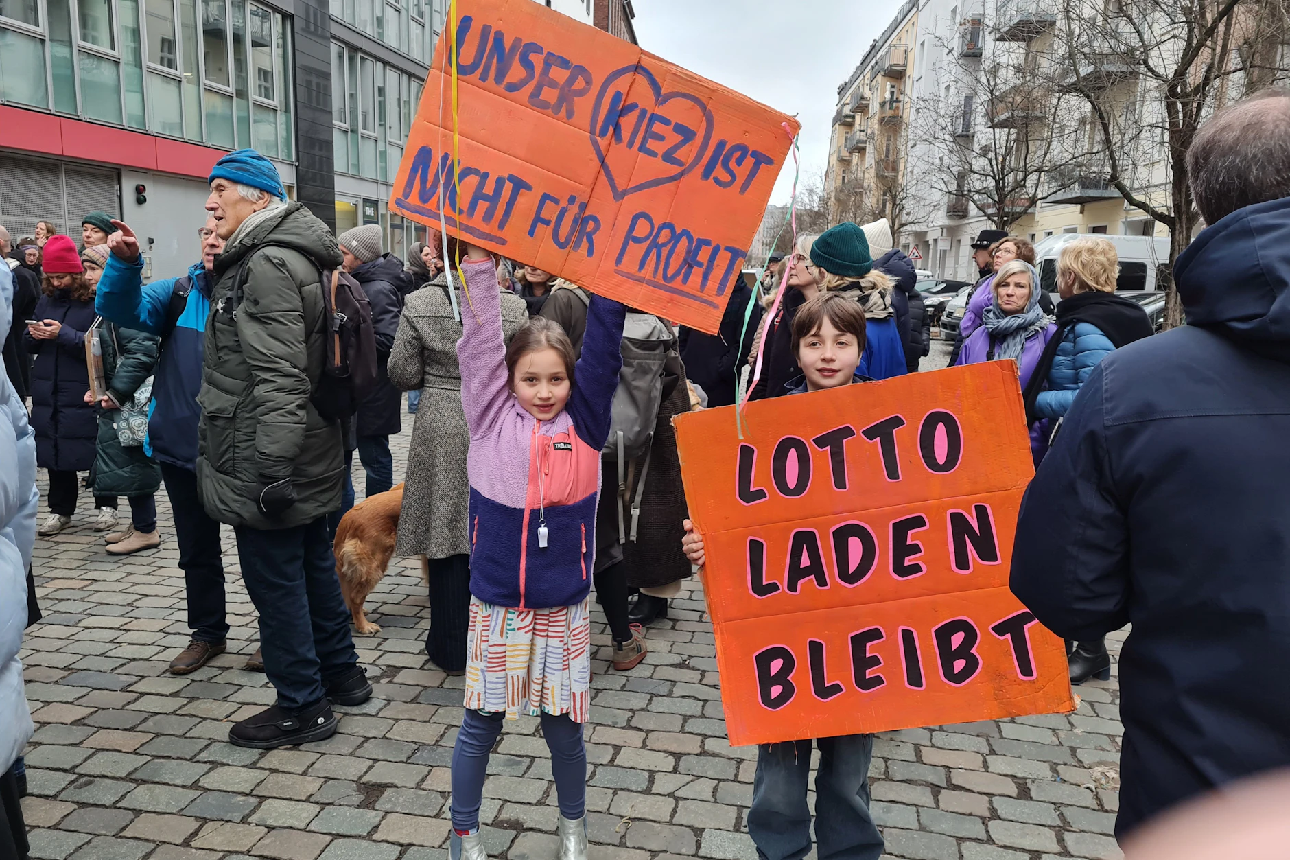 Zwei Kinder von nebenan wollen ihren geliebten Lottoladen nicht verlieren. Dafür gehen sie sogar auf die Straße.