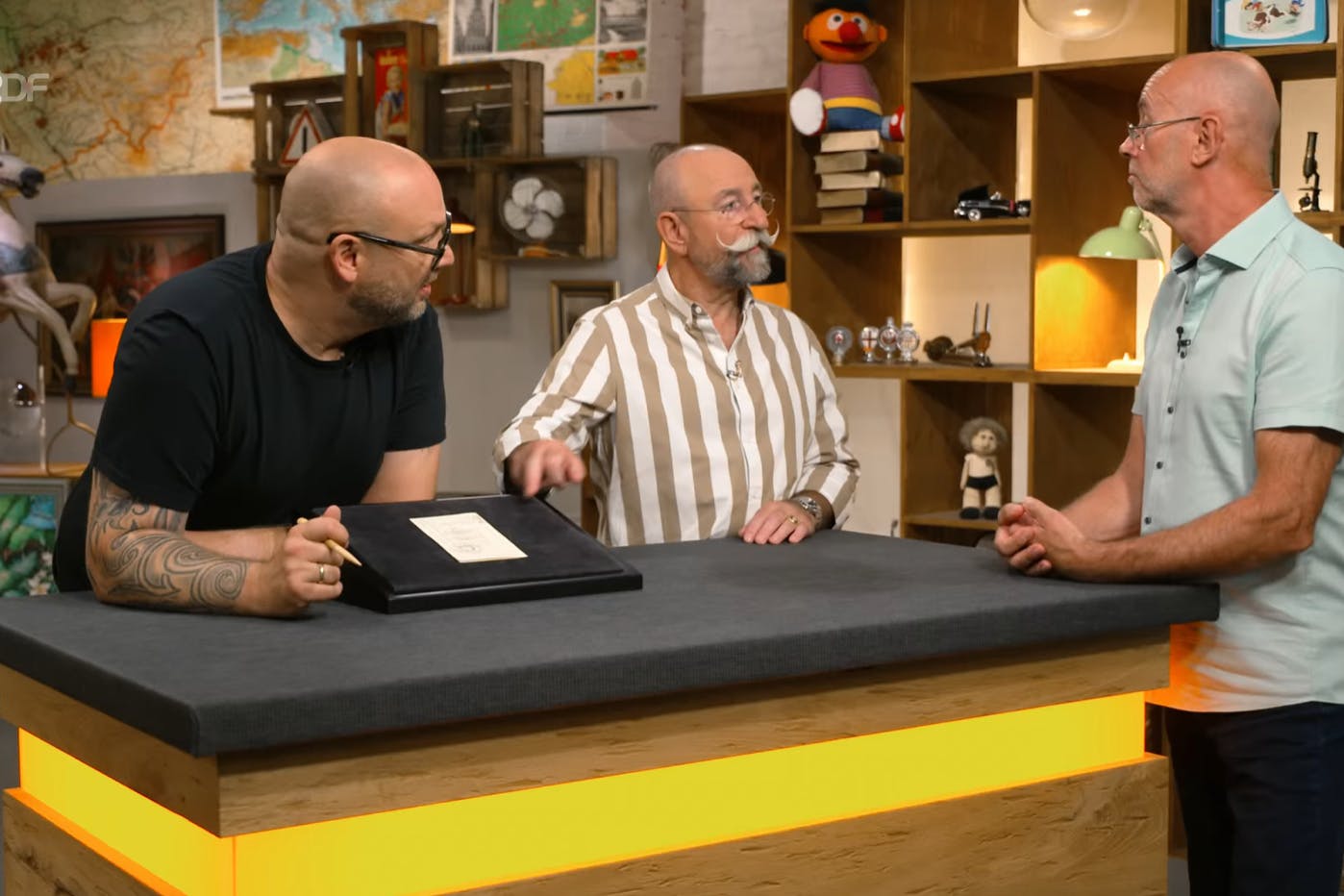 Sven Deutschmanek, Horst Lichter und „Bares für Rares“-Kandidat Ronald bei der Expertise für Bares für Rares.