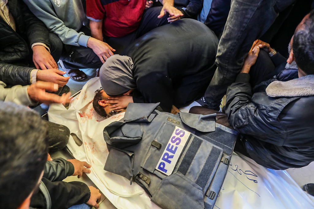 Palästinensische Verwandte und Freunde nehmen Abschied von dem Journalisten Mahmoud Wadi, der von einer israelischen Drohne in der Stadt Chan Junis getötet wurde.