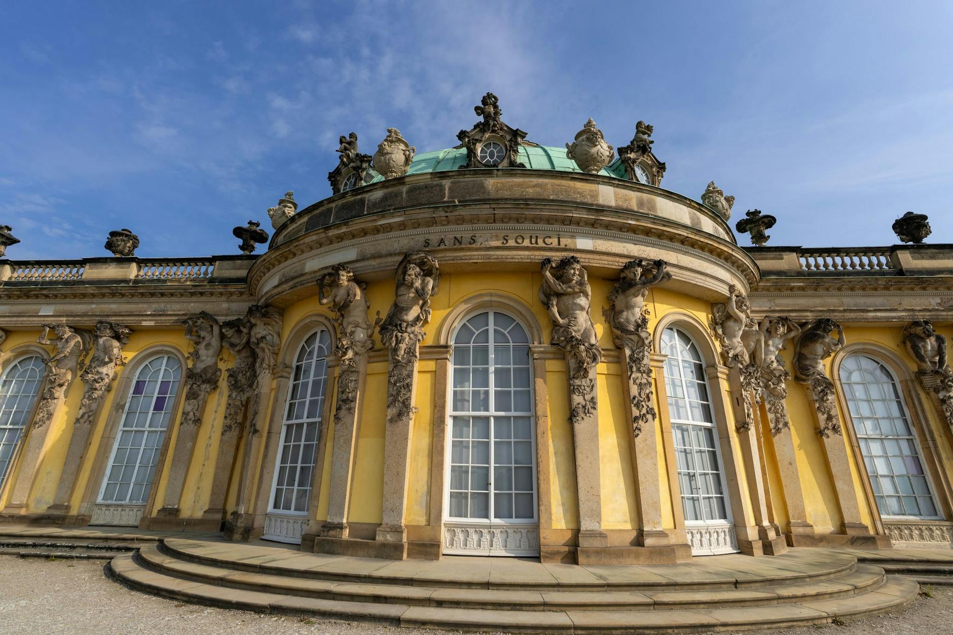 Vier restaurierte Schmuckvasen stehen auf der Attika des Schlosses Sanssouci.