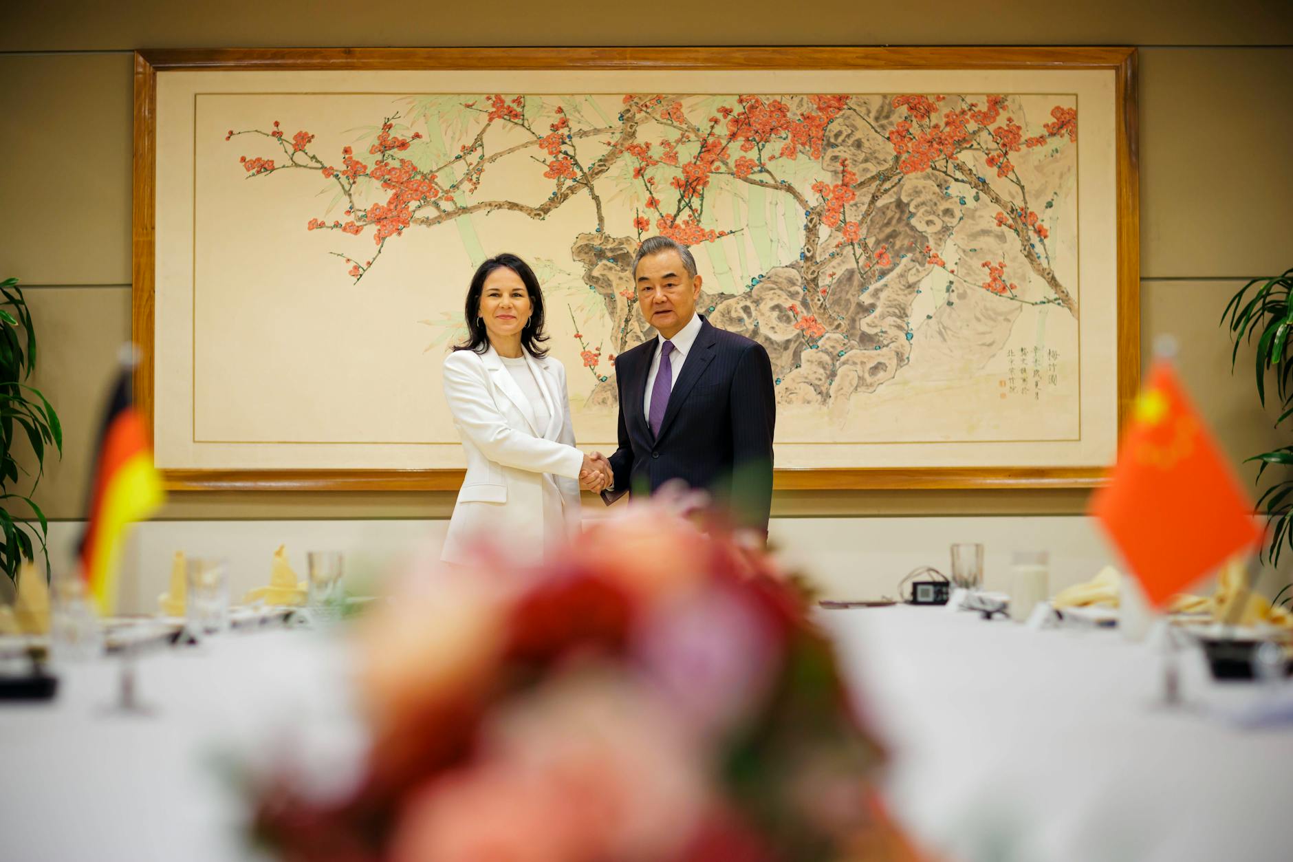 Die ehemalige Außenministerin Annalena Baerbock mit dem amtierenden chinesischen Außenminister, Wang Yi.