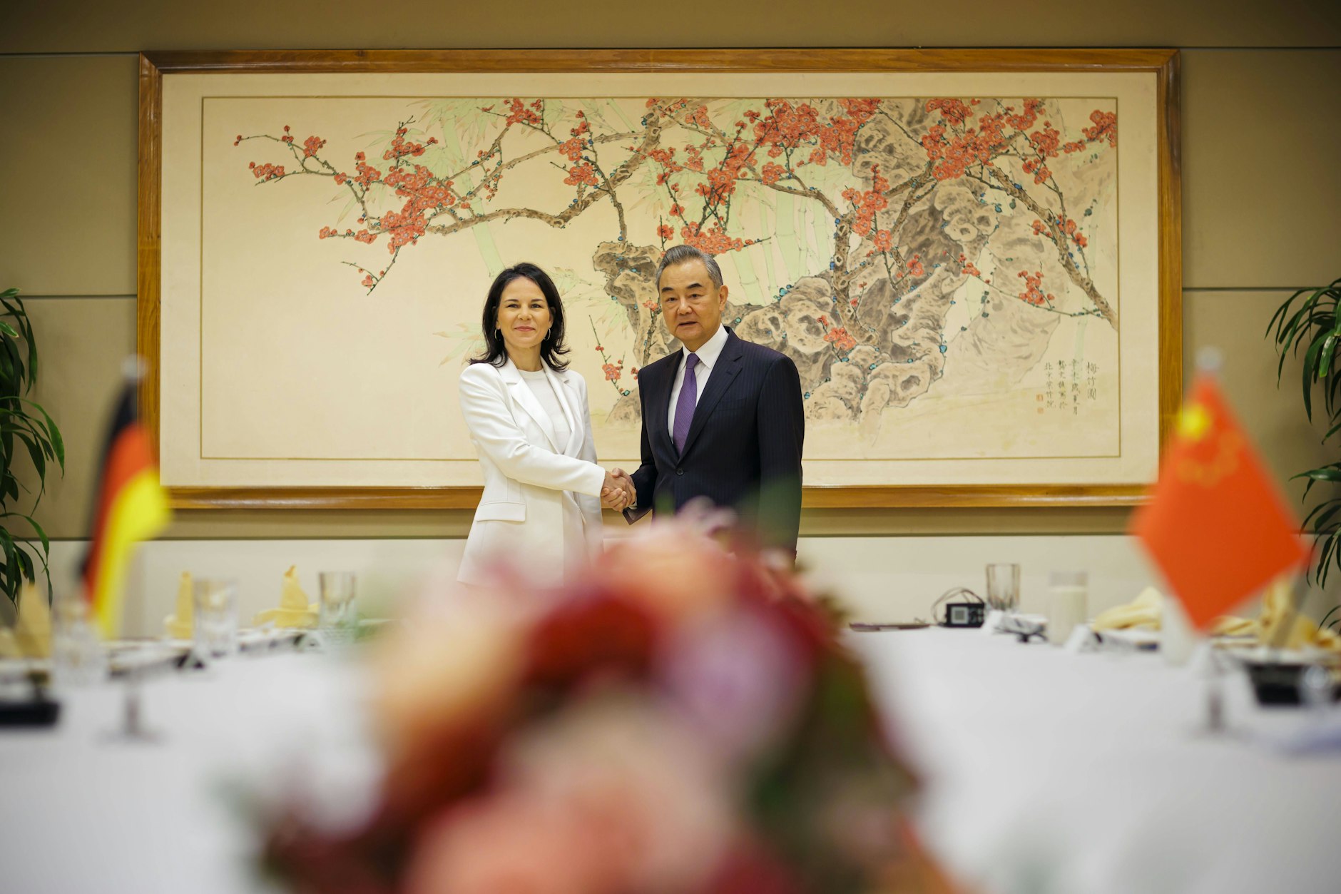 Die ehemalige Außenministerin Annalena Baerbock mit dem amtierenden chinesischen Außenminister, Wang Yi.