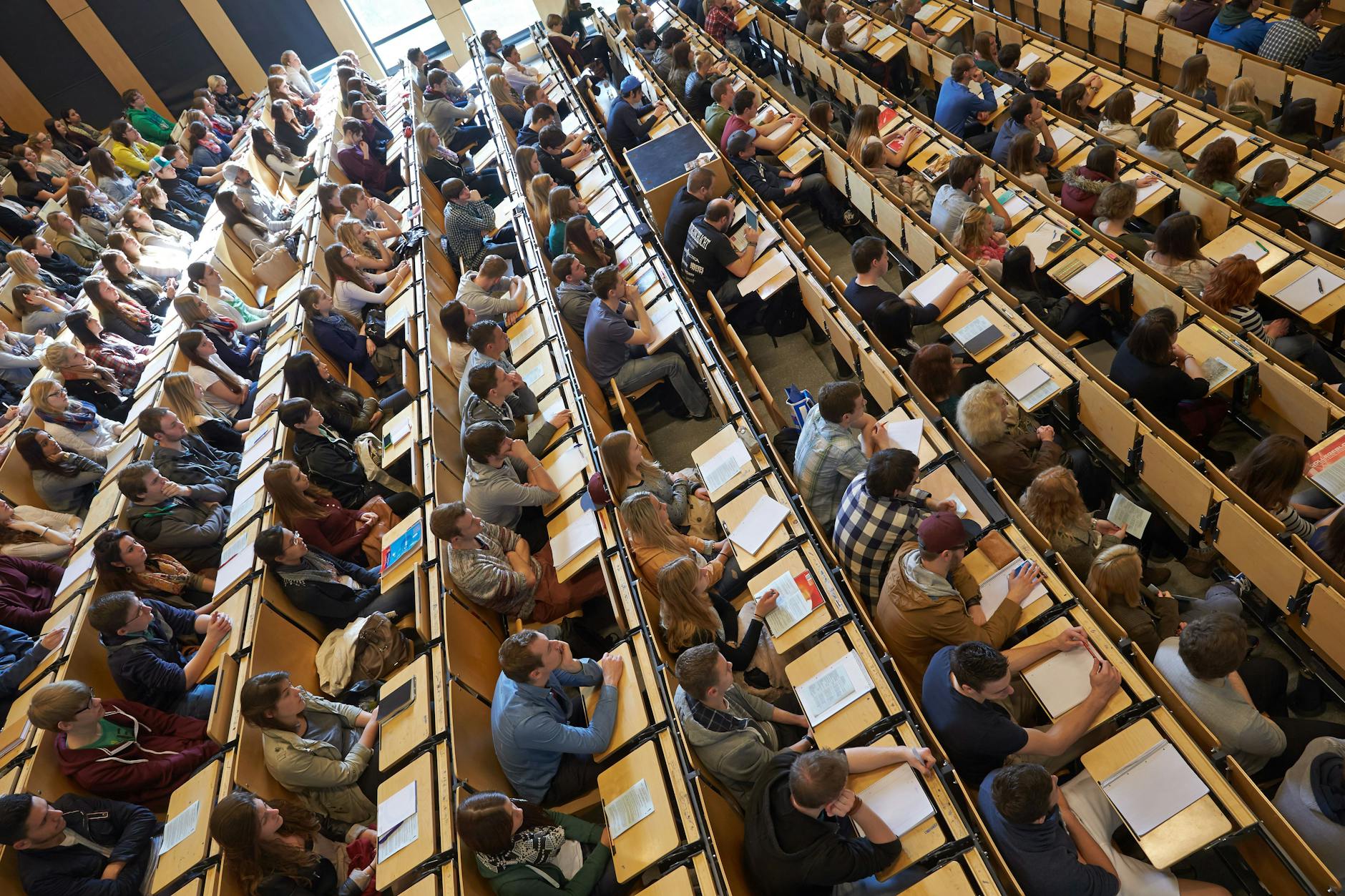 Koblenz, 2014: Studenten sitzen bei der Erstsemesterbegrüßung.