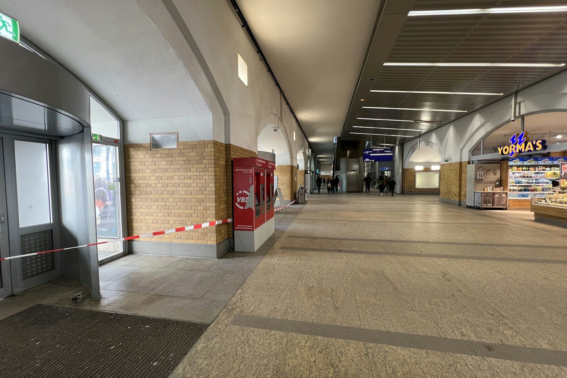 So sieht es im Bahnhof aus, auch hier sind die Ausgänge gesperrt.