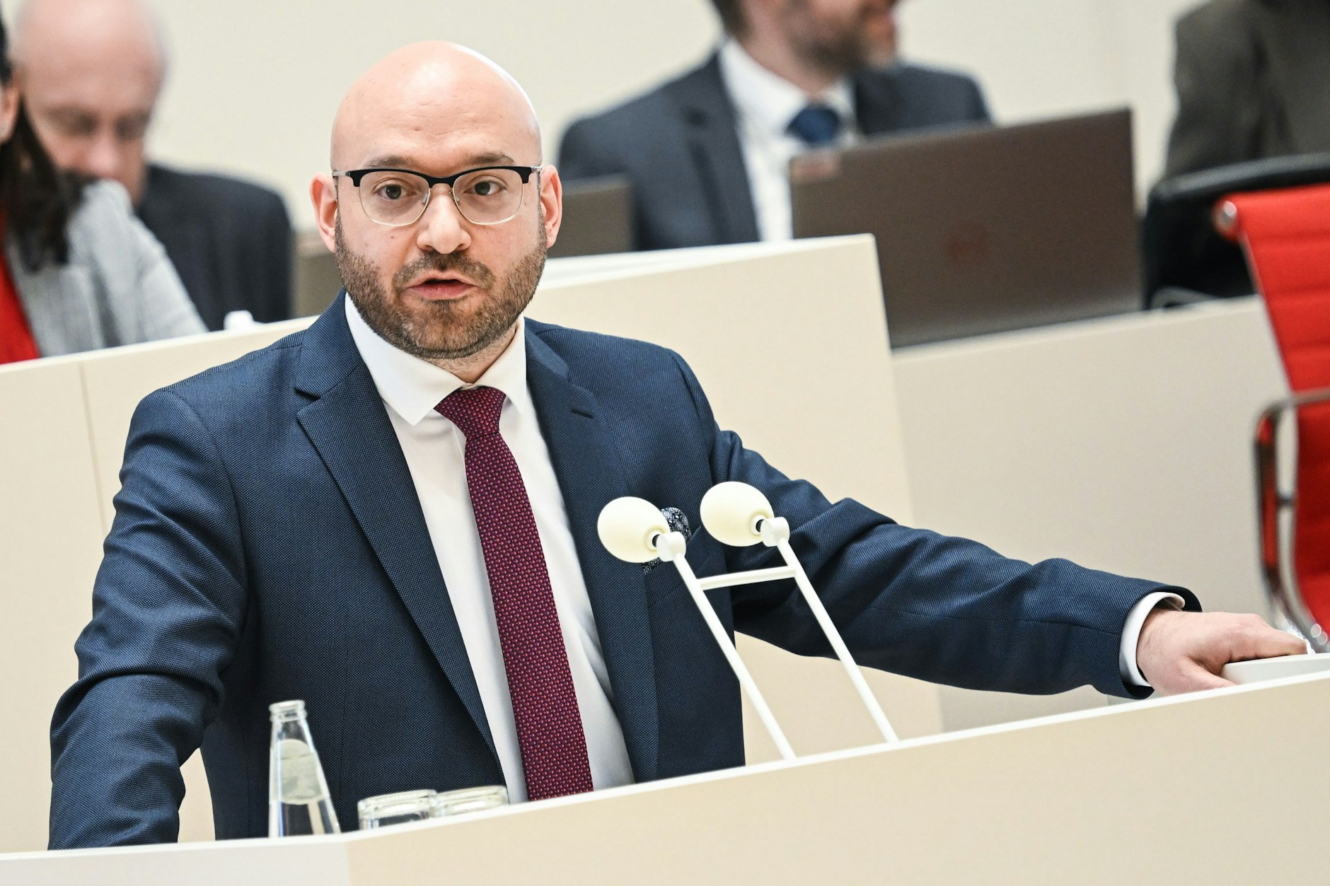 Der brandenburgische Verfassungsschutz betreibt fast 300 Fake-Accounts in den sozialen Medien.