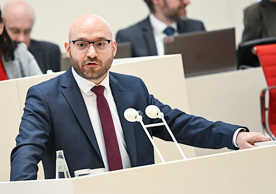 Der brandenburgische Verfassungsschutz betreibt fast 300 Fake-Accounts in den sozialen Medien.