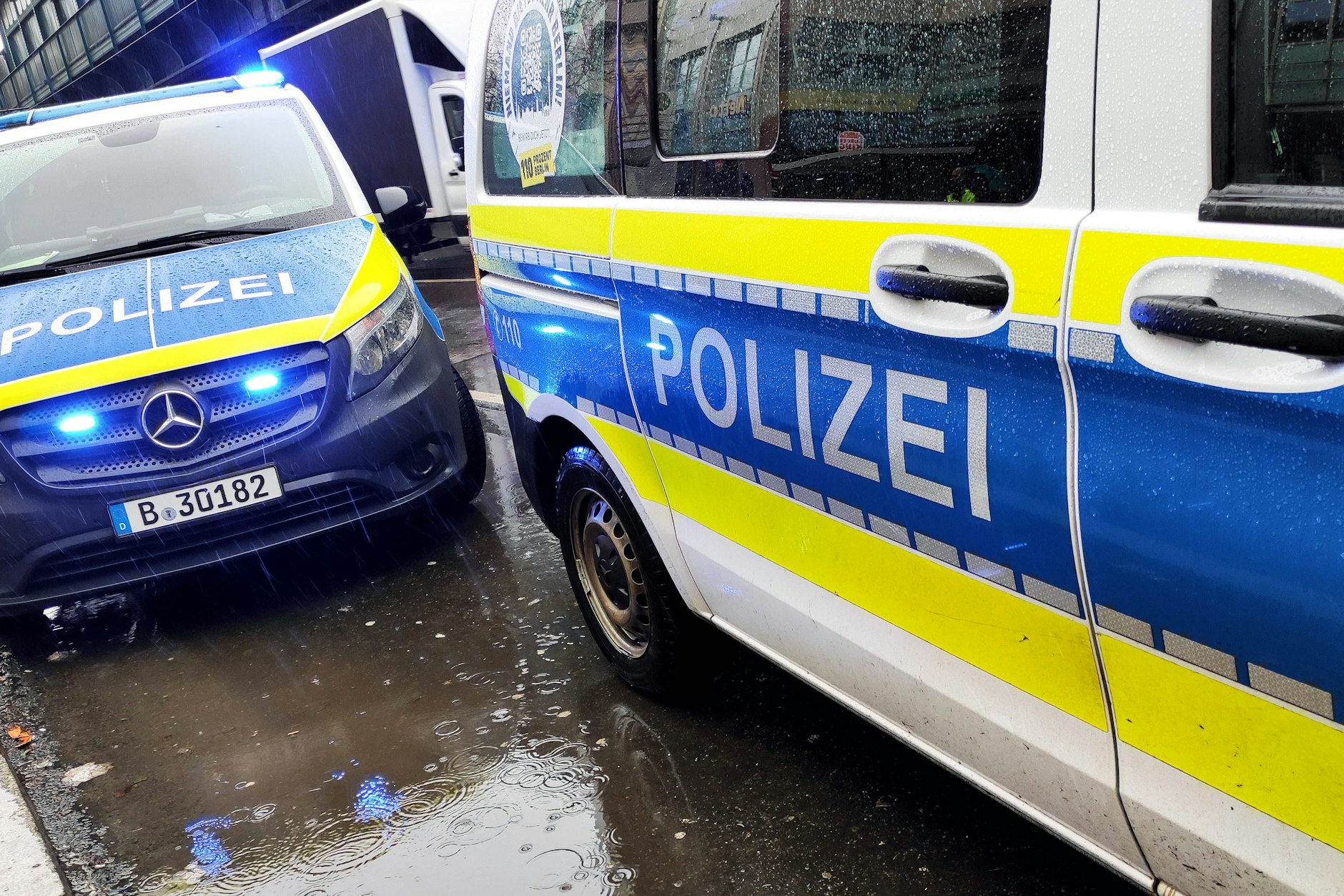 An einer Berliner Schule im Wedding kam es zu einem Polizeieinsatz nach einer Messerattacke.