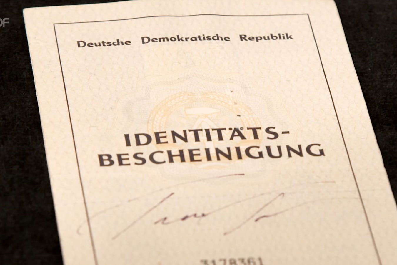 Um dieses Stück Papier aus der DDR geht es: Eine Identitätsbescheinigung mit einem Autogramm von tina turner kam jetzt bei „Bares für Rares“ unter den Hammer.