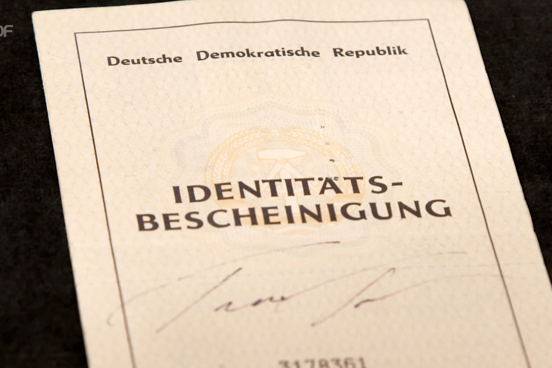 Um dieses Stück Papier aus der DDR geht es: Eine Identitätsbescheinigung mit einem Autogramm von tina turner kam jetzt bei „Bares für Rares“ unter den Hammer.
