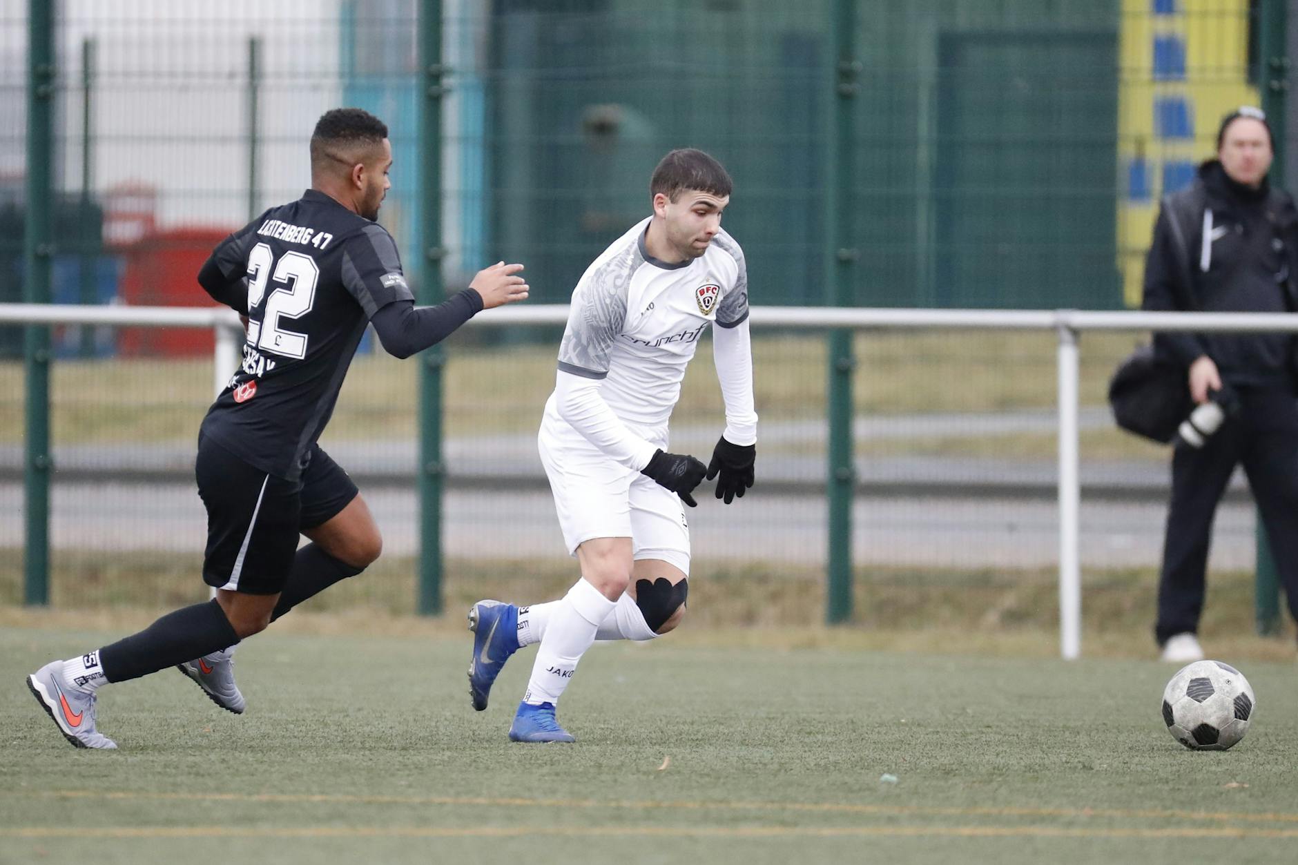 Jan Shcherbakovski (r.) vom BFC Dynamo lässt sich auf dem Weg zum 4:0 gegen Lichtenberg 47 nicht aufhalten.