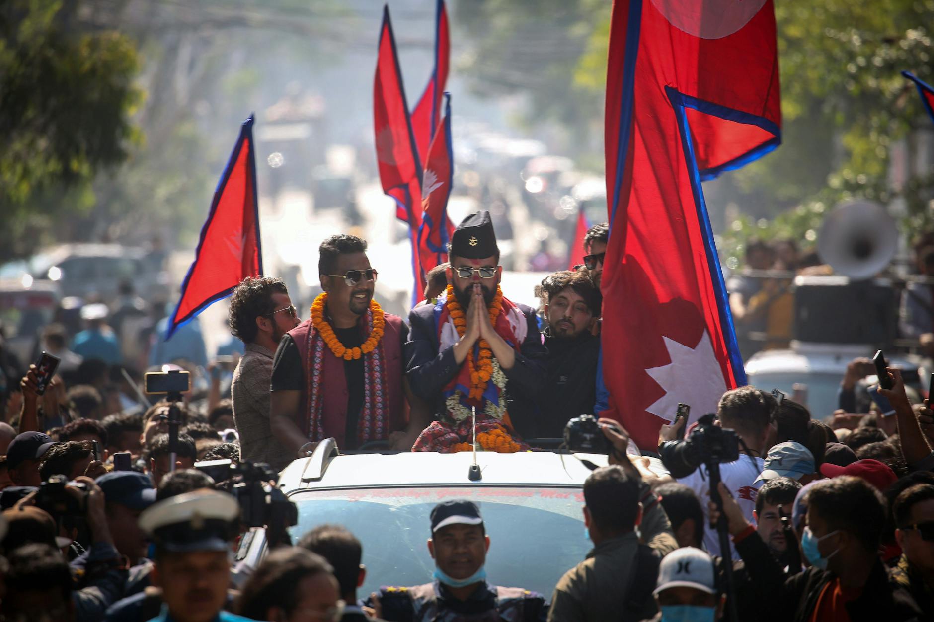 Balendra Shah, frisch gewählter Bürgermeister von Kathmandu, feiert 2022 seinen Wahlsieg.