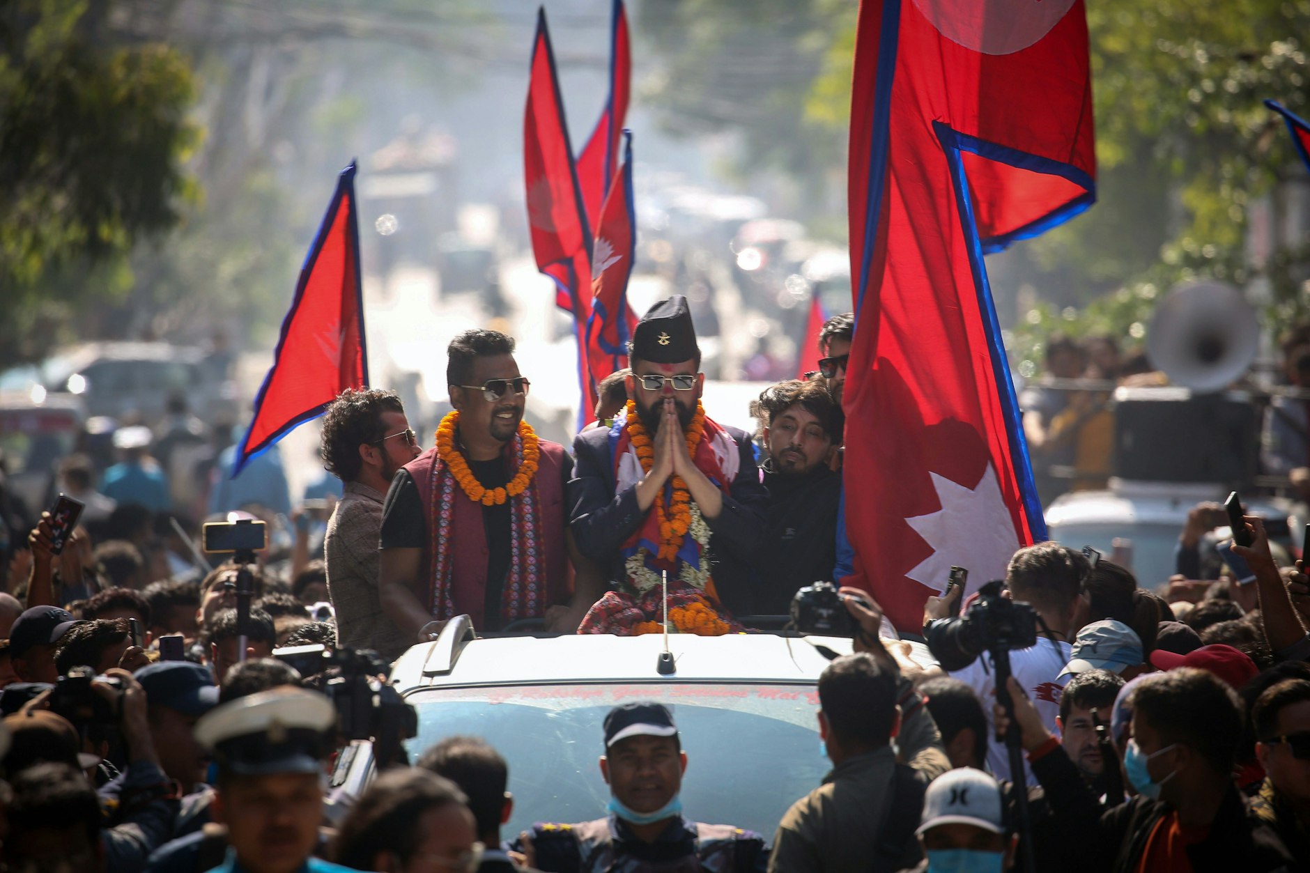 Balendra Shah, frisch gewählter Bürgermeister von Kathmandu, feiert 2022 seinen Wahlsieg.