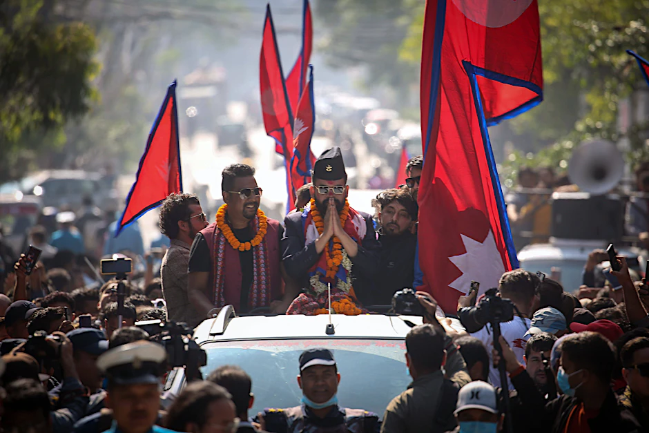 Balendra Shah, frisch gewählter Bürgermeister von Kathmandu, feiert 2022 seinen Wahlsieg.