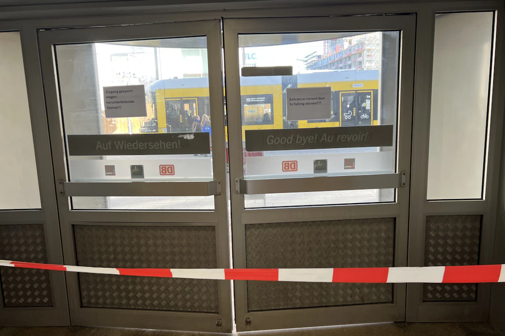 Dieser Eingang im Bahnhof Alexanderplatz ist dicht. Provisorisch wurden Zettel angebracht, auf Deutsch und Englisch (rechts).