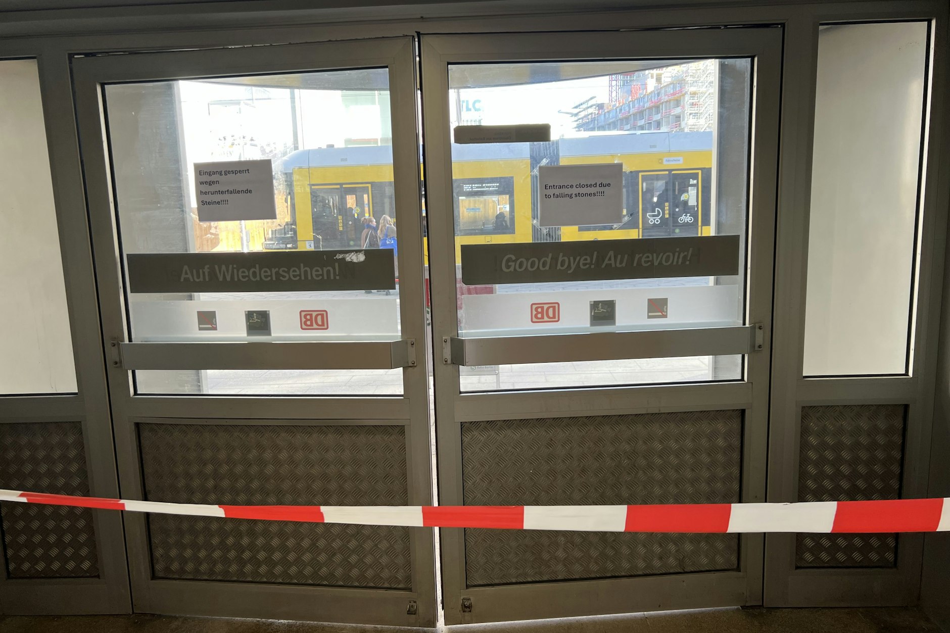 Dieser Eingang im Bahnhof Alexanderplatz ist dicht. Provisorisch wurden Zettel angebracht, auf Deutsch und Englisch (rechts).